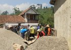 BABINSA MELAKSANAKAN SAMBAT-SINAMBAT DALAM PENGECORAN JALAN DI DESA CIKITU